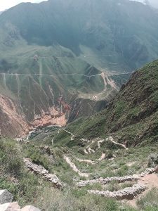 Trekking through the Colca Canyon for free or on tour